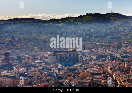 Occhio di uccello vista dalla Torre degli Asinelli a Bologna con la montagna, Italia Foto Stock