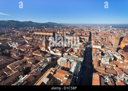 Vista dalla Torre degli Asinelli In Strada Maggiore a Bologna, Italia Foto Stock