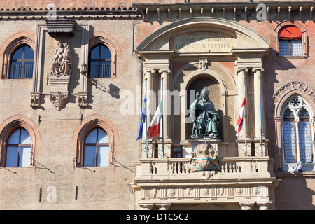 La decorazione parietale del medievale Palazzo comunale di Bologna, Italia Foto Stock