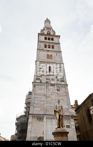 Statua del poeta Alessandro Tassoniat Piazza Torre a Modena con il duomo torre campanaria sul background, Italia Foto Stock