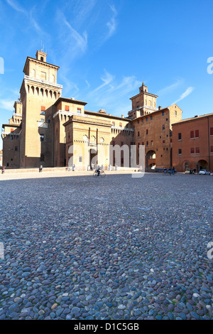 Pavimentazione in pietra Piazza Castello di Ferrara Italia in autunno Foto Stock