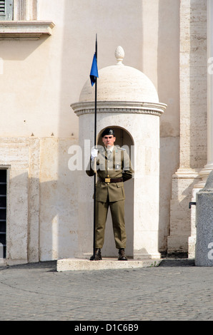 Militare italiana guardia del palazzo presidenziale di Palazzo del Quirinale - Roma, Italia Foto Stock