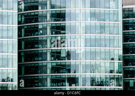La facciata di vetro di un edificio per uffici - Londra, Inghilterra Foto Stock