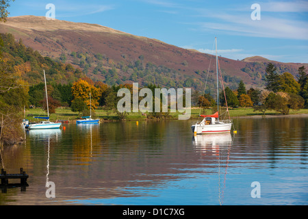 Uno yacht ormeggiati a Ullswater, Parco Nazionale del Distretto dei Laghi. Foto Stock