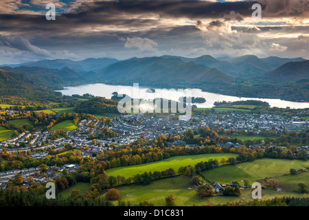 Vista su Keswick e Derwent Water dal vertice Latrigg, Parco Nazionale del Distretto dei Laghi. Foto Stock