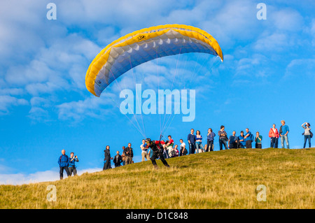 Parapendio sul vertice Latrigg nel Parco Nazionale del Distretto dei Laghi. Foto Stock