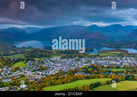 Vista su Keswick e Derwent Water dal vertice Latrigg, Parco Nazionale del Distretto dei Laghi. Foto Stock