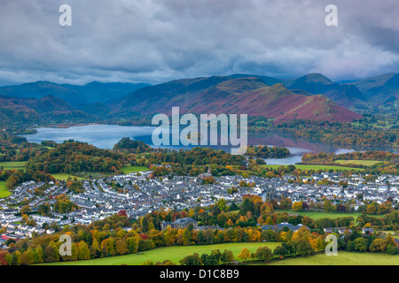 Vista su Keswick e Derwent Water dal vertice Latrigg, Parco Nazionale del Distretto dei Laghi. Foto Stock