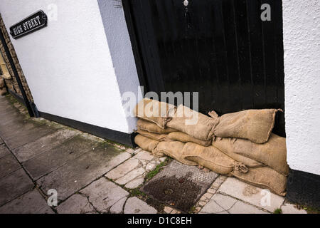 Un'immagine dei sacchi di sabbia usata invano di trattenere il torrente di inondazione che ha colpito il Wiltshire città di Malmesbury il 25 novembre 2012. Foto Stock