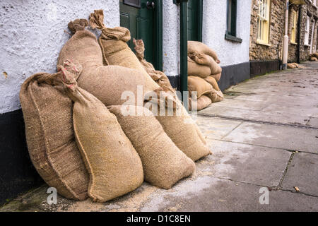 Un'immagine dei sacchi di sabbia usata invano di trattenere il torrente di inondazione che ha colpito il Wiltshire città di Malmesbury il 25 novembre 2012. Foto Stock