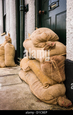 Un'immagine dei sacchi di sabbia usata invano di trattenere il torrente di inondazione che ha colpito il Wiltshire città di Malmesbury il 25 novembre 2012. Foto Stock