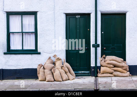 Un'immagine dei sacchi di sabbia usata invano di trattenere il torrente di inondazione che ha colpito il Wiltshire città di Malmesbury il 25 novembre 2012. Foto Stock