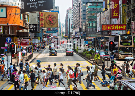 Nathan Road e il quartiere dello shopping di Kowloon, Hong Kong. Foto Stock