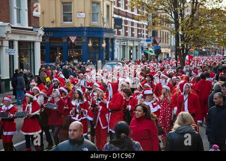 Londra, Regno Unito. Il 15 dicembre 2012 il grande raduno di Santa Con si muove in alto di Long Acre verso Covent Garden. Credito: Nelson pereira / Alamy Live News Foto Stock