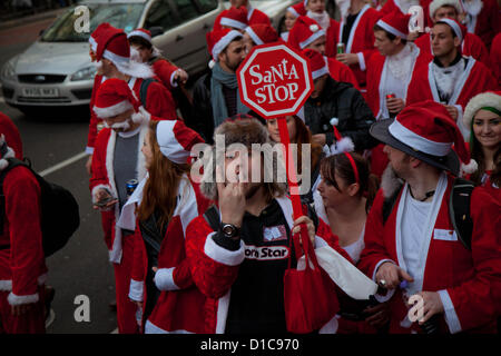 Londra, Regno Unito. Il 15 dicembre 2012 persone vestite come Babbo Natale prendendo parte alla Santa Con caso rappresentare per la fotocamera. Credito: Nelson pereira / Alamy Live News Foto Stock