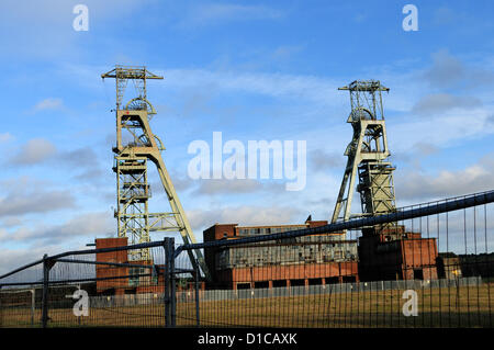 Clipstone Colliery, Notts, Regno Unito. Il 15 dicembre 2012. La miniera di carbone che chiuse nel 2003 è voluto per riconvertire ,l'200ft (61m) grade11 paletta elencati sono solo una parte del vecchio pit che rimangono (il più alto del loro genere in Europa).MP Mark Spencer (Newark e Sherwood)è entrato a far parte del numero sempre crescente di gruppi che vorrebbero che il loro di essere demolito. Foto Stock