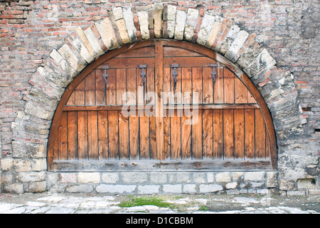 Finestra in legno persiane sulla vecchia fortezza di mattoni parete Foto Stock