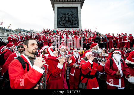 Londra, Regno Unito. Il 15 dicembre 2012. Migliaia di Babbo Natale convergered su Trafalgar Square a prendere parte in Santacon 2012, l'annuale Christmas Santa festival. 15/12/2012 , Londra, Regno Unito Credito: Mario Mitsis / Alamy Live News Foto Stock