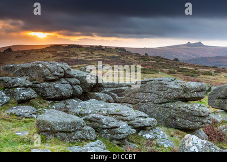 Rocce di granito sulla brughiera a Hayne vista giù verso Haytor rocce nel Parco Nazionale di Dartmoor. Foto Stock