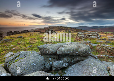 Rocce di granito sulla brughiera a Hayne vista giù verso Haytor rocce nel Parco Nazionale di Dartmoor. Foto Stock