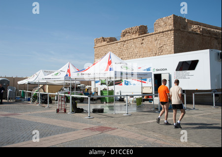 Skoda UK Motorsport il passo per il Rally di Cipro da parte del fortilizio medievale sul porto di Paphos Cipro Foto Stock