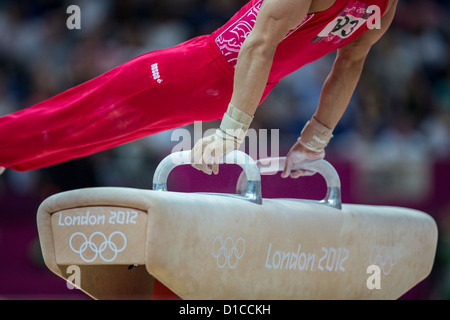 Dettaglio del ginnasta maschio le mani sul cavallo durante l'uomo ginnastica completa individuale al 2012 Olympic Foto Stock