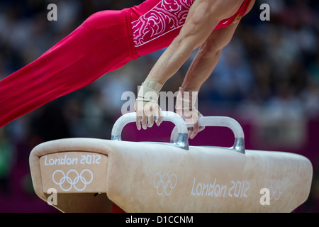 Dettaglio del ginnasta maschio le mani sul cavallo durante l'uomo ginnastica completa individuale al 2012 Olympic Foto Stock