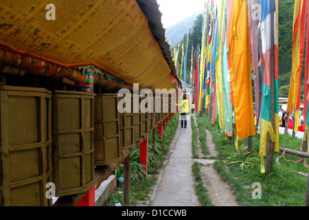 Il tibetano ruote della preghiera nel villaggio Shuzheng presso la riserva naturale della valle di Jiuzhaigou, Sichuan del nord, sud-ovest della Cina Foto Stock