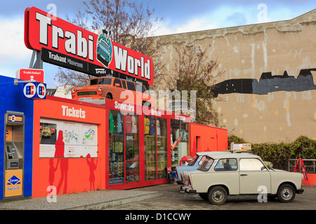 Vecchia Trabant safari auto al di fuori del Trabi World Museum utilizzato per il City Sightseeing Tours a Berlino, Germania Foto Stock