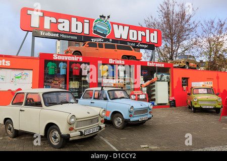 Vecchia Trabant safari auto al di fuori del Trabi World Museum utilizzato per il City Sightseeing Tours a Berlino, Germania Foto Stock