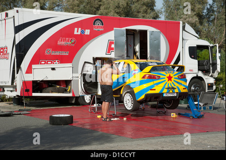 Rally Cipro 2012 Preparazione di una vettura da rally dall'Auto Moto progetti racing team stabile a Paphos Cipro Foto Stock