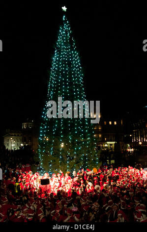 Londra, Regno Unito. Il 15 dicembre 2012. Centinaia di Babbo Natale alla base dell'Oslo albero di Natale durante il Santacon annuale raduno di Babbo Natale in Trafalgar Square. Credito: Pete Maclaine / Alamy Live News Foto Stock