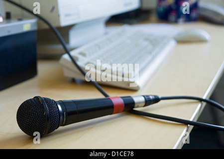 Microfono con computer in background Foto Stock