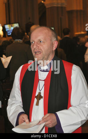 Armagh, Irlanda del Nord, Regno Unito. Il 15 dicembre 2012. Vescovo di Connor, Rt Rev Alan Abernethy all'intronizzazione del Dr Richard Clarke come Arcivescovo di Armagh. La Cattedrale di St Patrick, Armagh, N.Irlanda 15 dicembre 2012 CREDIT: LiamMcArdle.com/ Alamy Live News Foto Stock