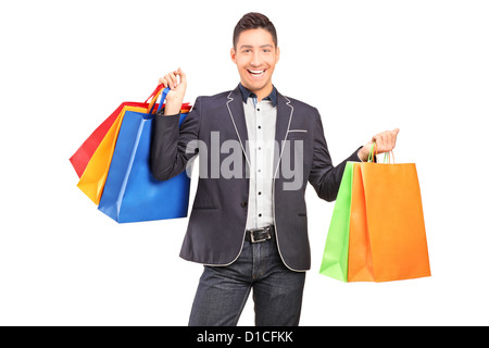 Un uomo sorridente holding shopping bags isolati su sfondo bianco Foto Stock