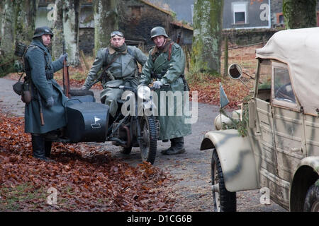 Il Belgio. 16 dic 2012. La ricostituzione della Battaglia delle Ardenne in Belgio durante la seconda guerra mondiale. Rievocazione storica con l'occupazione di villaggi e boschi circostanti come durante l'inverno 1944/45. Visualizzazione delle posizioni americane a Recogne e posizioni di tedesco a Cobru (2 piccoli villaggi nel sud del Belgio). Foto Stock