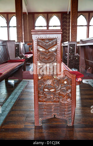 Sincretismo culturale: Maori carving, Chiesa anglicana banchi, San fede la Chiesa di villaggio Ohinemutu, Rotorua, Nuova Zelanda. Foto Stock