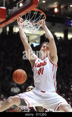 Dic. 15, 2012 - Albuquerque, NM, Stati Uniti - Proprio # 41 Cameron Bairstow marmellate la palla home nella prima metà del gioco contro NMSU sabato pomeriggio nella fossa come Lobos battere il Aggies 73-58. Sabato, Dic15, 2012. (Credito Immagine: © Jim Thompson/Albuquerque ufficiale/ZUMAPRESS.com) Foto Stock