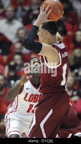 Dic. 15, 2012 - Albuquerque, NM, Stati Uniti - Proprio # 13 Jamal Fenton guardie NMSU #14 Terrel de Rouen nel loro partita di sabato pomeriggio nella buca come the Lobos battere il Aggies 73-58. Sabato, Dic15, 2012. (Credito Immagine: © Jim Thompson/Albuquerque ufficiale/ZUMAPRESS.com) Foto Stock