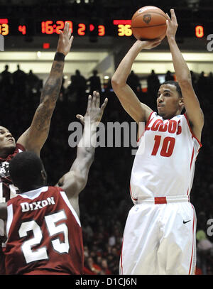 Dic. 15, 2012 - Albuquerque, NM, Stati Uniti - Proprio # 10 Kendall Williams spara su NMSU #45 Tyrone Watson e #25 Renaldo Dixon sabato pomeriggio nella fossa come Lobos battere il Aggies 73-58. Sabato, Dic15, 2012. (Credito Immagine: © Jim Thompson/Albuquerque ufficiale/ZUMAPRESS.com) Foto Stock