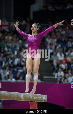 Alexandra Raisman (USA) concorrenti sulla trave di equilibrio durante le donne individuale completa Foto Stock