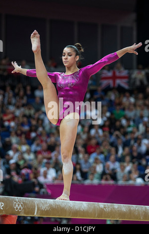 Alexandra Raisman (USA) concorrenti sulla trave di equilibrio durante le donne individuale completa Foto Stock