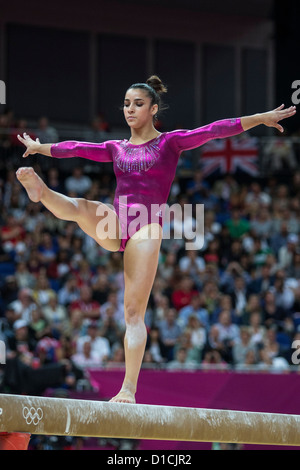 Alexandra Raisman (USA) concorrenti sulla trave di equilibrio durante le donne individuale completa Foto Stock