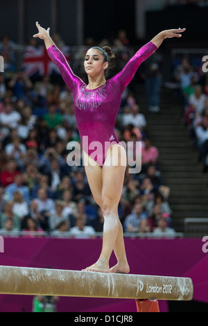 Alexandra Raisman (USA) concorrenti sulla trave di equilibrio durante le donne individuale completa Foto Stock