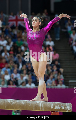 Alexandra Raisman (USA) concorrenti sulla trave di equilibrio durante le donne individuale completa Foto Stock