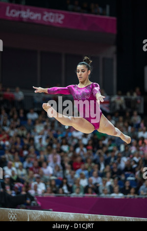 Alexandra Raisman (USA) concorrenti sulla trave di equilibrio durante le donne individuale completa Foto Stock