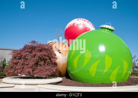 Gigantesche sfere coloful -Natale-tree decorazione ,Pemberton place, casa del mondo la Coca Cola e il Georgia Aquarium, Atlanta, Georgia, Stati Uniti d'America Foto Stock