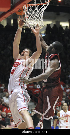 Dic. 15, 2012 - Albuquerque, NM, Stati Uniti - Proprio # 41 prende la palla al cerchio ed è imbrattata di NMSU #25 Renaldo Dixon nella prima metà della loro partita di sabato pomeriggio nella buca come the Lobos battere il Aggies 73-58. Sabato, Dic15, 2012. (Credito Immagine: © Jim Thompson/Albuquerque ufficiale/ZUMAPRESS.com) Foto Stock