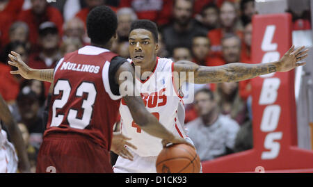 Dic. 15, 2012 - Albuquerque, NM, Stati Uniti - Proprio # Demetrio guardie Walker NMSU #23 Daniel Mullings come egli porta la sfera verso il basso corte sabato pomeriggio nella fossa come Lobos battere il Aggies 73-58. Sabato, Dic15, 2012. (Credito Immagine: © Jim Thompson/Albuquerque ufficiale/ZUMAPRESS.com) Foto Stock