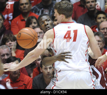 Dic. 15, 2012 - Albuquerque, NM, Stati Uniti - Proprio la #41 Cameron Bairstow tenta di bloccare il passaggio di NMSU's 25 Renaldo Dixon nella loro partita di sabato pomeriggio nella buca come the Lobos battere il Aggies 73-58. Sabato, Dic15, 2012. (Credito Immagine: © Jim Thompson/Albuquerque ufficiale/ZUMAPRESS.com) Foto Stock